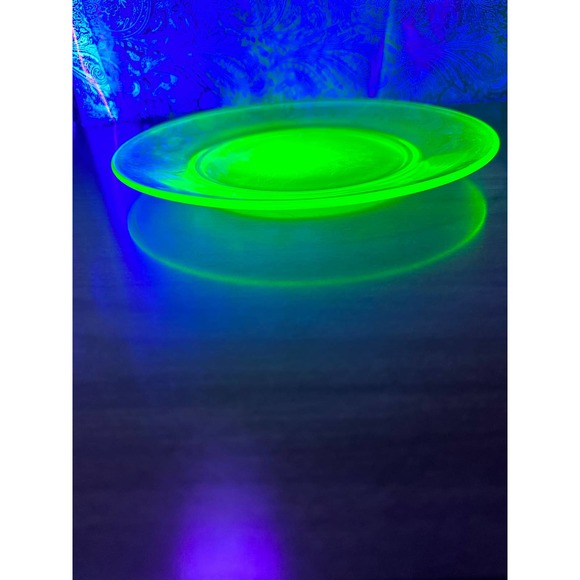 Vintage 9 1/2” uranium glass plate - Picture 4 of 10